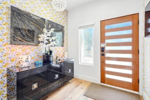 Η κουζίνα ή μικρή κουζίνα στο G- Luxe NoHo Family Home near Universal 15m and Hollywood 10m