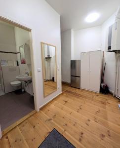 Un baño con lavabo, inodoro y espejo. en Albert rooms, en Berlín