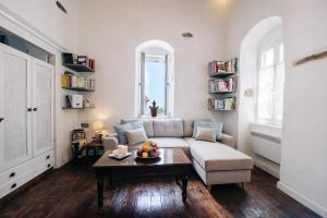 a living room with a couch and a table at Yiayias Home Sifnos in Apollonia