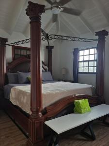 Ένα ή περισσότερα κρεβάτια σε δωμάτιο στο Vacation with Heart Villa Donates to Rescue Dogs
