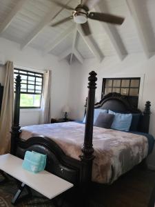 Ένα ή περισσότερα κρεβάτια σε δωμάτιο στο Vacation with Heart Villa Donates to Rescue Dogs +14 φωτογραφίες