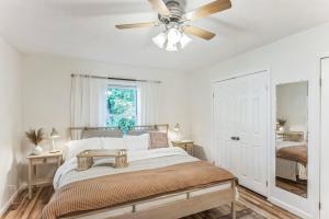 Giường trong phòng chung tại Old School Charm | Sleeps 6