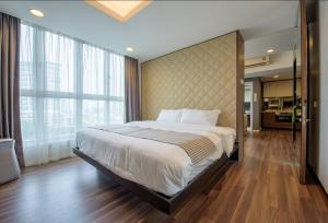 a bedroom with a large bed and a large window at Luxury 22 Home 6Pax Old Klang Road Mid Valley KL Centre in Kuala Lumpur +41 photos