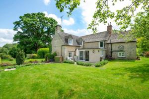 an old stone house with a large yard at Stunning Cotswold Cottage Nr Country & River Walks in North Cerney
