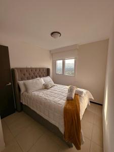 Postel nebo postele na pokoji v ubytování Encanto 11 - Deluxe Apartment en zona 11 Wifi-parqueo-piscina