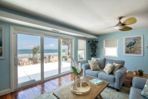 Una sala de estar con vista a la playa en A1A Beach House Retreat, en Daytona Beach 76 fotos más