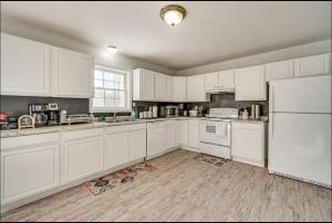 Una cocina o kitchenette en Explore Poconos with Fire pit, Games, Grill
