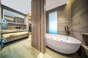 Kopalnica v nastanitvi Wenzhou Wuma Street Wenyuan Hotel is located in the heart of the city, easy to travel, free WiFi, breakfast, coffee, afternoon tea, free laundry service, recommended tourist attractions