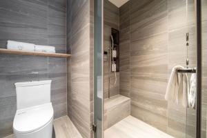 Kopalnica v nastanitvi Wenzhou Wuma Street Wenyuan Hotel is located in the heart of the city, easy to travel, free WiFi, breakfast, coffee, afternoon tea, free laundry service, recommended tourist attractions