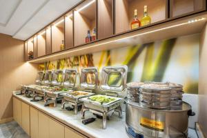 Kuhinja oz. manjša kuhinja v nastanitvi Wenzhou Wuma Street Wenyuan Hotel is located in the heart of the city, easy to travel, free WiFi, breakfast, coffee, afternoon tea, free laundry service, recommended tourist attractions