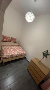 マルセイユにあるle reformé pour 6 personnesのベッドと鉢植えのある寝室