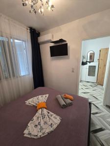 Un dormitorio con una cama con dos almohadas encima. en Luxury Angel Apartments 01, en Paralia Katerinis