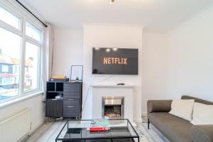 Televisyen dan/atau pusat hiburan di Stylish Southend Stay