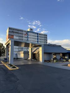 un grand bâtiment avec un parking devant dans l'établissement Holiday Inn Express Denver Central - North, à Denver