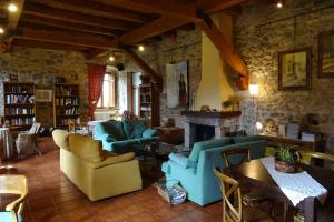 a living room with blue chairs and a fireplace at Días de Luna in Sena de Luna