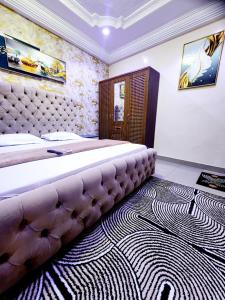 Postel nebo postele na pokoji v ubytování Studio Meublé au rez de chaussée avec toutes les commodités dans le quartier