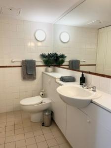 悉尼1 Stop to CBD - 3 Mins Walk Train - Milsons Point的浴室里有洗手池、马桶和镜子。