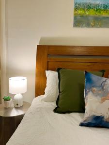 悉尼1 Stop to CBD - 3 Mins Walk Train - Milsons Point的一张带木制床头板的床和一张带台灯的桌子 更多9张照片