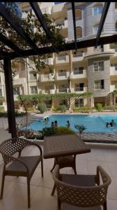 Bazén v ubytování apartment for rent in hurghada nebo v jeho okolí