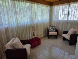 Posezení v ubytování Luxury-House With private pool 3 room 2 Bath