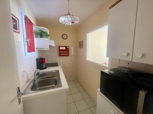 Kuchyň nebo kuchyňský kout v ubytování Charmant T2 avec Garage, Balcon Sud, à 250m Plage et 350m Marché Arago - FR-1-92-575 + 5 fotografií