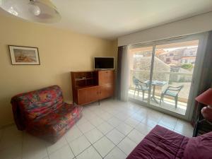 TV a/nebo společenská místnost v ubytování Charmant T2 avec Garage, Balcon Sud, à 250m Plage et 350m Marché Arago - FR-1-92-575