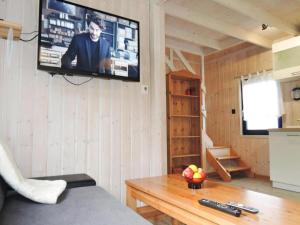 Televízia a/alebo spoločenská miestnosť v ubytovaní holiday home in Nowe Warpno