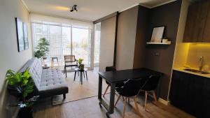 a living room with a table and a dining room at Encantador departamento en Barrio Ñuñoa in Santiago