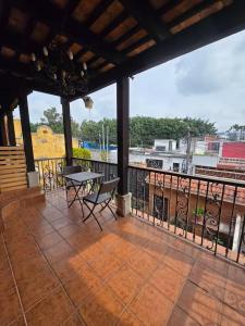 un patio con tavolo e sedie su un balcone di A 3 minutos del aeropuerto a Estación Pamplona