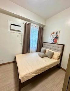 Ένα ή περισσότερα κρεβάτια σε δωμάτιο στο Yates Staycation +4 φωτογραφίες