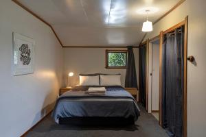 ロトルアにあるLounge to Lake Rotoruaの小さな部屋のベッド1台が備わるベッドルーム1室