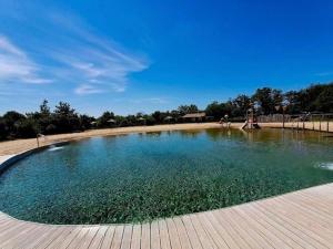 Kolam renang di atau dekat dengan Chalet 3 chambres avec piscine chauffée, proche Lac du Jaunay et plages de Saint-Gilles-Croix-de-Vie - FR-1-783-23