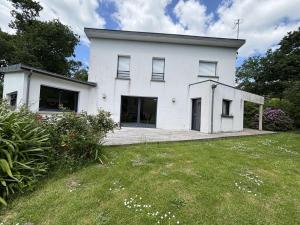 a white house with windows and a yard at Maison charmante, proche plages de l'Ile-Tudy, calme garanti - FR-1-481-180 in Combrit