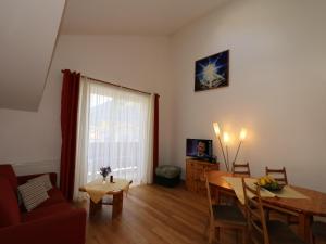 Televízia a/alebo spoločenská miestnosť v ubytovaní Apartment in Bichlbach at the lake