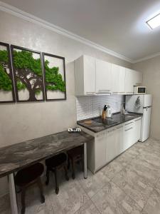 Η κουζίνα ή μικρή κουζίνα στο Mint Apartment Солнечное Закарпатье