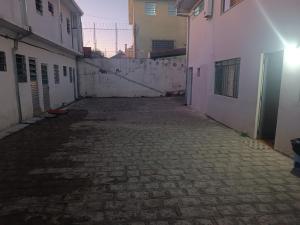 an empty alley way in an alley between two buildings at Assel Estudios in Curitiba