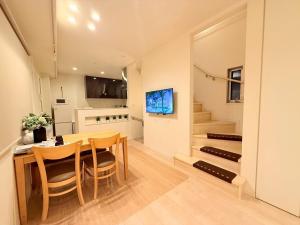 a kitchen and dining room with a table and chairs at 池袋鑫の屋 in Tokyo