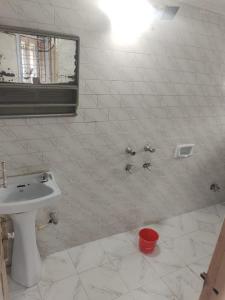 O baie la Elderly Friendly 3B Homestay at Shastri Nagar, near cricket stadium