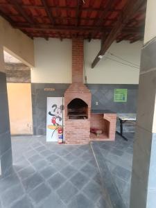 a kitchen with a brick oven in a room at Residence Efrata Casa Inteira in Itaboraí