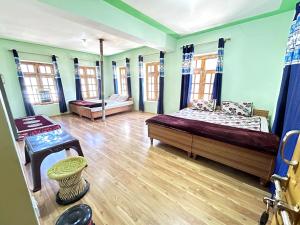 Ein Sitzbereich in der Unterkunft Valley View Homestay Lahaul