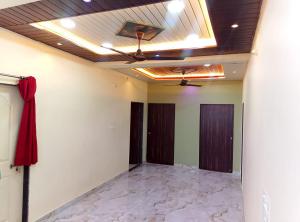 Una habitación vacía con un techo con ventilador de techo. en Aashirwad apartment, en Panchgani