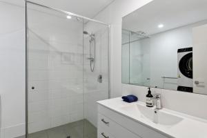 パースにあるEAST34 - Skyline Haven East Perthのシャワーと洗面台を備えた白いバスルーム +34枚の写真