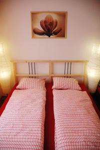 2 camas en un dormitorio con una foto en la pared en Best of Vienna Apartments Ferdinandstrasse, en Viena