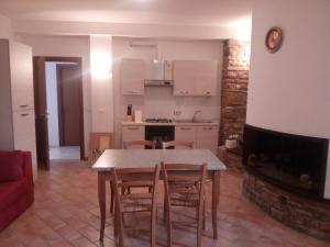 a kitchen and dining room with a table and chairs at Le case di Tiberio in Assisi