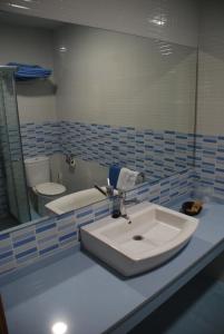 ein Badezimmer mit Waschbecken und Toilette in der Unterkunft Casa Rural Virgen de las Cruces in Daimiel