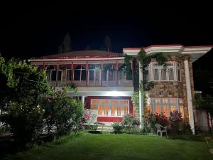 SkarduSummit guest house skardu的夜晚有灯光的前院房子