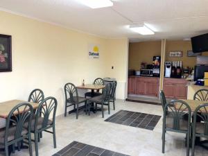 Μια τηλεόραση ή/και κέντρο ψυχαγωγίας στο Alamo Inn +22 φωτογραφίες
