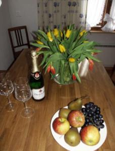 einen Tisch mit einem Obstteller und einer Vase Blumen in der Unterkunft Casa Nonna in Samnaun