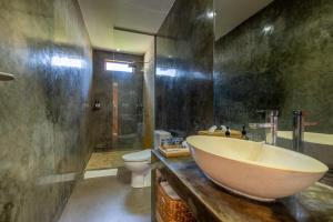 Bilik mandi di Sikara Lombok Hotel