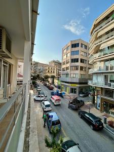 uitzicht op een straat met geparkeerde auto's bij Kavala Centre Spot in Kavala